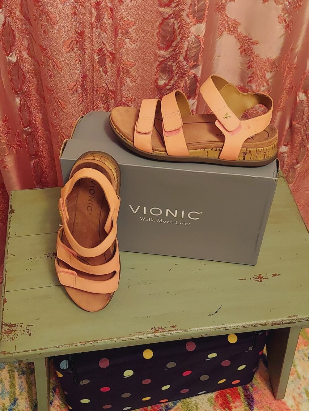 Vionic Colleen Nubuck Velcro Sandal 5, fits US 6